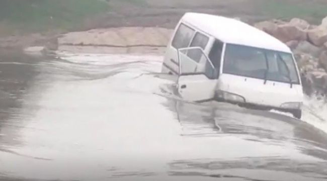 Suya kapılan minibüste can pazarı