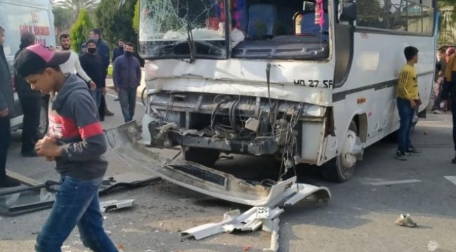 Tarım işçilerini taşıyan iki midibüs kafa kafaya çarpıştı