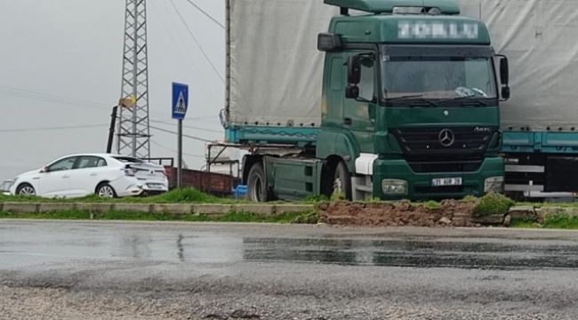 Tır kırmızı ışıkta duran araca çarptı