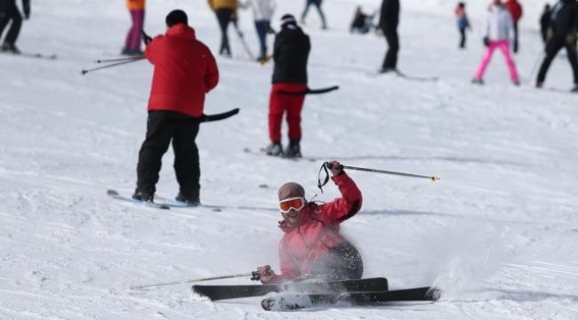 Uludağ'da kayakçılar pistlerin tozunu attırıyor