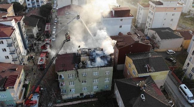 Ümraniye'de alev alev yanan çatıda can pazarı