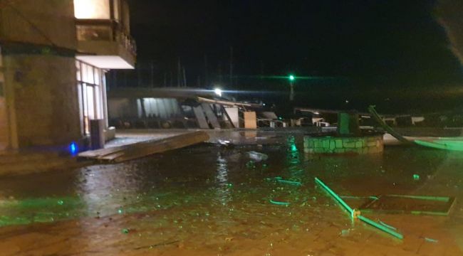URLA DOLUDAN SONRA FIRTINA İLE BOĞUŞUYOR