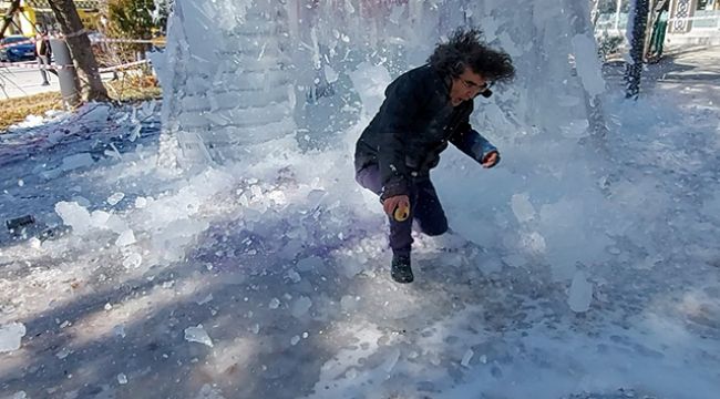 Üzerine buz kütlesi düşen profesör ölümden döndü