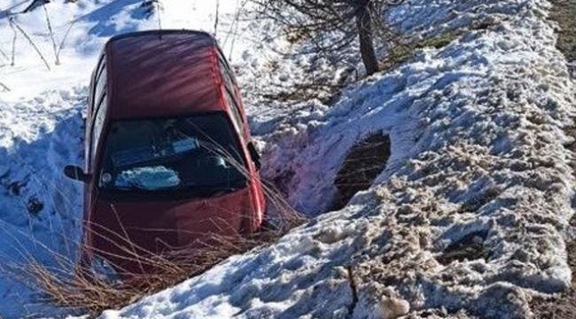 Virajı alamayarak şarampole giren otomobil sürücüsü yaralandı