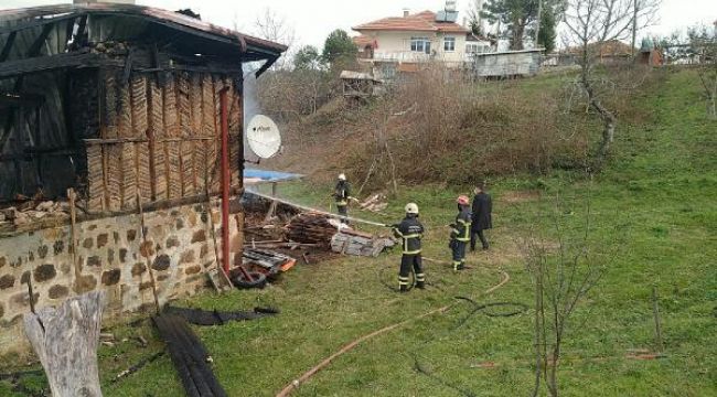 Yanan 2 katlı evin enkazında yaşlı kadın aranıyor