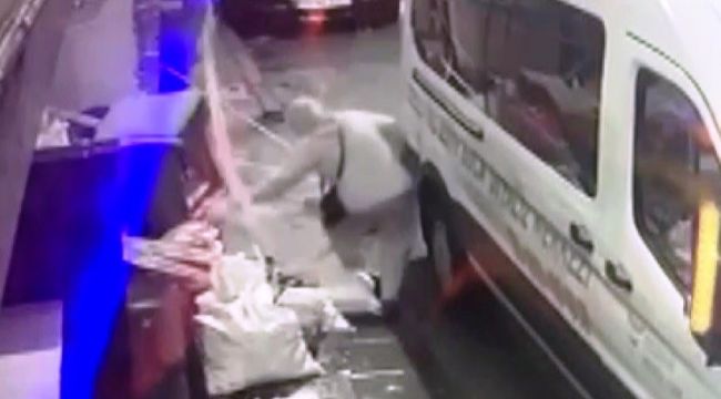 YAŞLI KADIN KAPAĞI ÇALINAN RÖGARA DÜŞTÜ