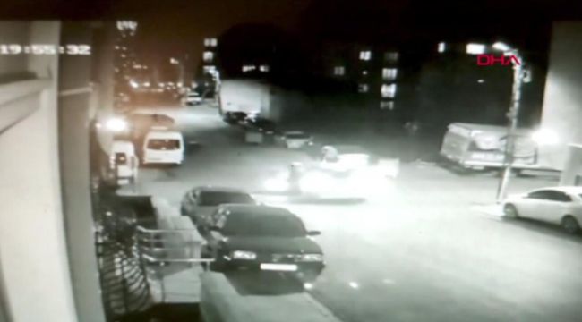Yola kontrolsüz çıkan motokuryeye otomobil çarptı