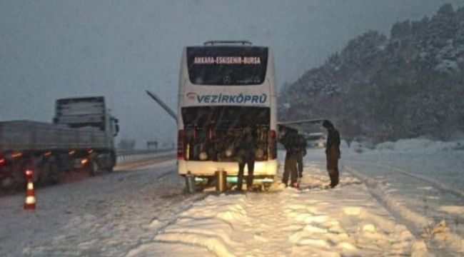 Yolda mahsur kalan yolcuların yardımına koştular