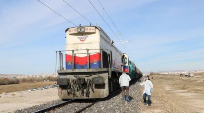 Yük treninin çarptığı genç hayatını kaybetti
