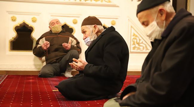 65 yaş üstünün sabah namazı mutluluğu