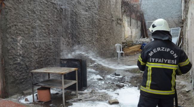Ahşap evlerin arasında çıkan yangın korkuttu