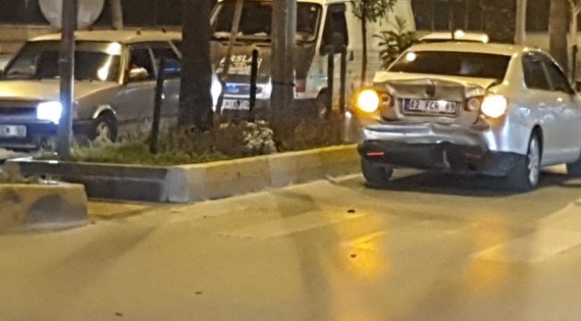 Alkollü sürücü ışıkta bekleyen otomobile çarptı