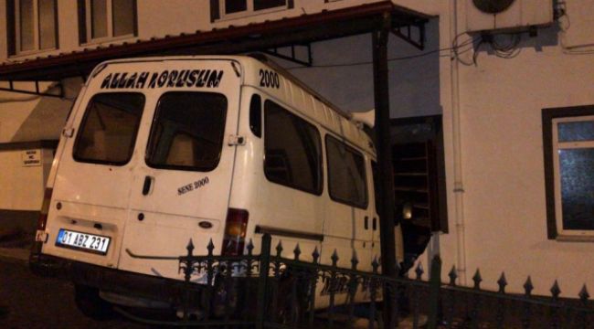 Alkollü sürücü minibüsle camiye girdi