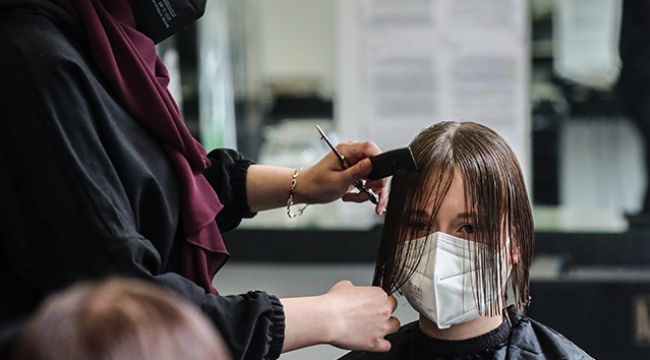 Almanya'da kuaför ve berberler yeniden açıldı