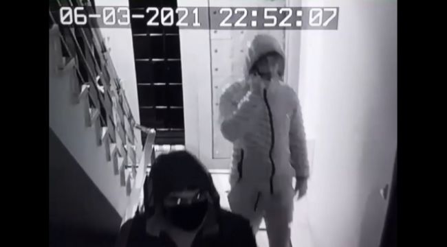 Apartmana giren 2 hırsız ayakkabıları böyle çaldı