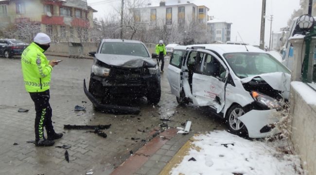 Aşı ekibi kaza yaptı