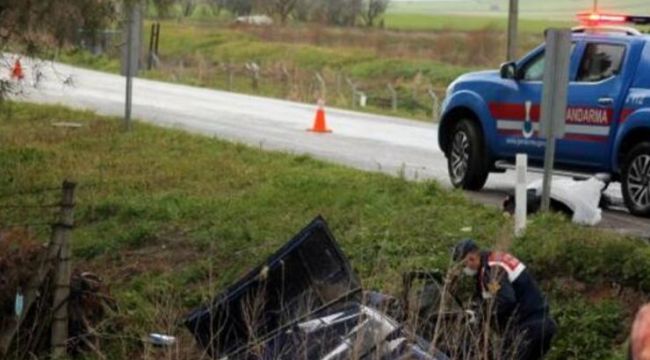 Balıkesir'de otomobil su kanalına düştü