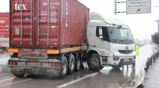 Bariyerlere çarpan tırın sürücüsü burnu bile kanamadan kurtuldu