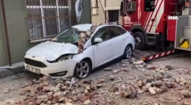 Beyoğlu'nda 4 katlı binanın çatısı uçtu