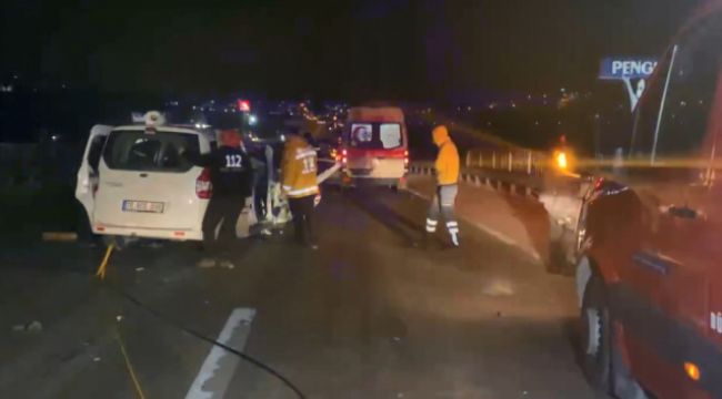 Bursa'da araç tırın altına girdi