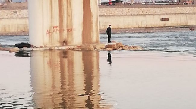 Çayda mahsur kalan kişi halat yardımıyla kurtarıldı