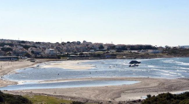ÇEŞME'DE DENİZ ÇEKİLDİ TEKNELER KARAYA OTURDU