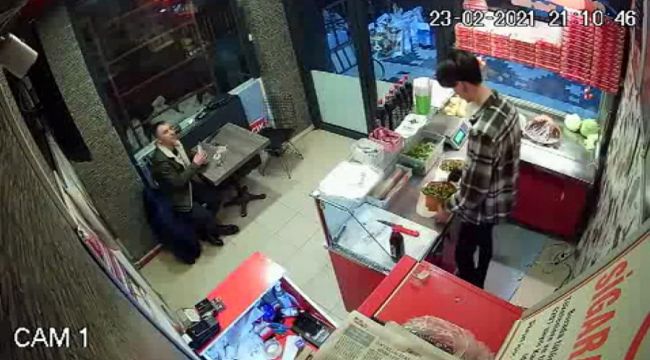 Çiğ köfte acılı diye çalışanı peş peşe yumrukladı