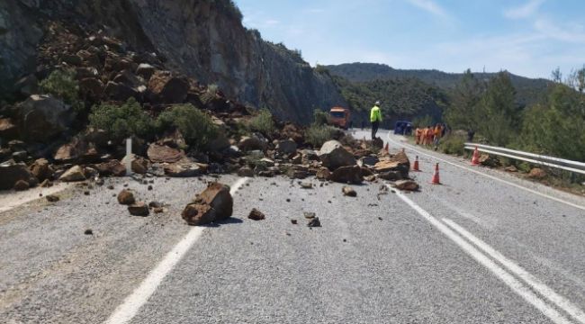 Datça-Marmaris karayolunda heyelan meydana geldi