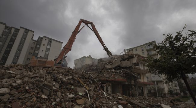 DEPREMDE HASAR GÖREN BİNALARIN YIKIMINA DEVAM