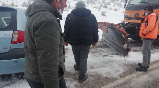 Direksiyon hakimiyetini kaybetti, kar küreme aracına çarptı