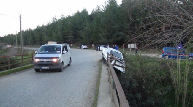 Direksiyon hakimiyetini kaybetti köprüde asılı kaldı