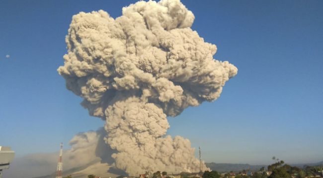 Endonezya'da Sinabung Yanardağı'nda patlama
