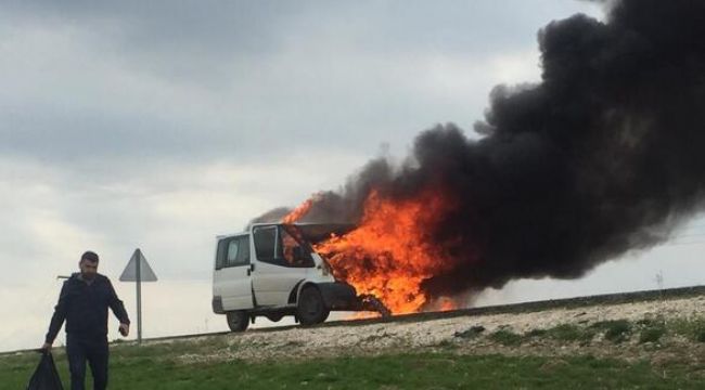 Engellileri taşıyan servis aracı alev aldı