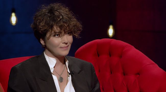 Eski model Senem Kuyucuoğlu'nun kız arkadaşıyla öpüşme pozu olay oldu!