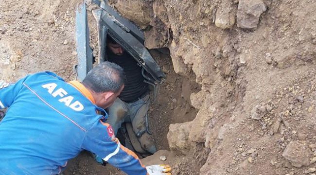 Göçük altında kalan iş makinesi operatörü böyle kurtarıldı