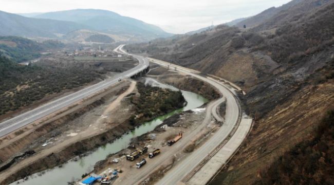 Heyelanın tehdit ettiği uluslararası yol baypas edildi
