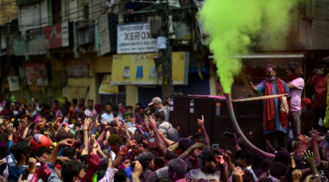 Hindistan'da Holi festivali kanlı bitti