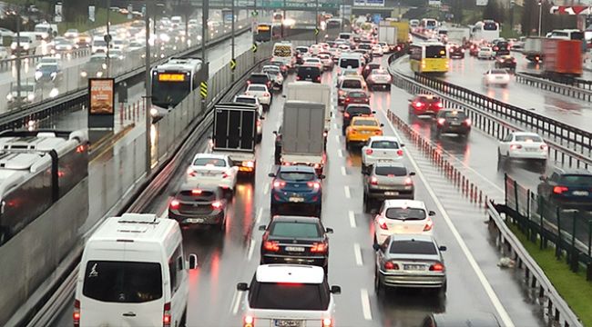 İstanbul'da yağışlı hava trafiği felç etti