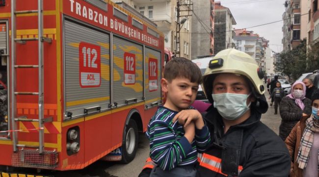 İtfaiye ekipleri 3 çocuk ve 2 kadını son anda kurtardı