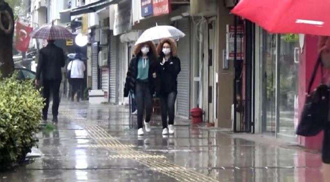 İZMİR GÜNE YAĞIŞLA BAŞLADI