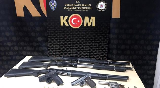 İZMİR POLİSİ SİLAH TACİRLERİNİ YAKALADI