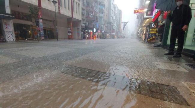 İZMİR'DE SAĞANAK YAĞIŞ ETKİLİ OLDU