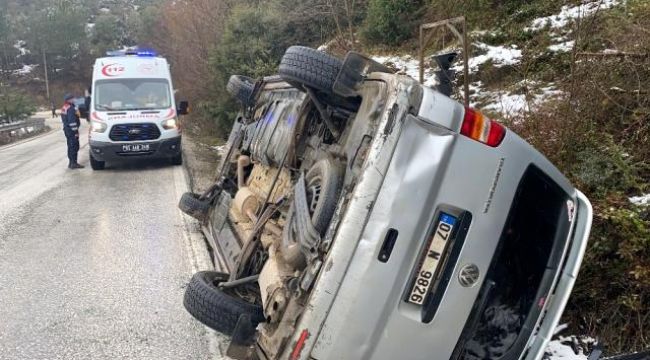 Kaygan yolda minibüs devrildi