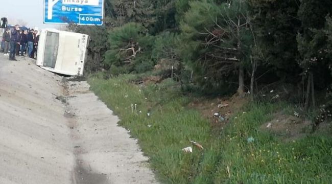 Lastiği patlayan yolcu otobüsü, su kanalına devrildi!