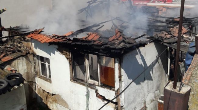 Manisa'da tek katlı ev küle döndü