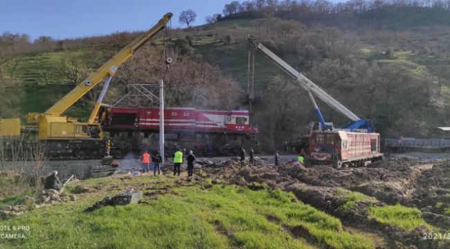 Meydana gelen tren kazasında lokomotifler kaldırıldı