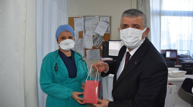 MHP İZMİR'DEN SAĞLIKÇILARA TEŞEKKÜR ZİYARETİ