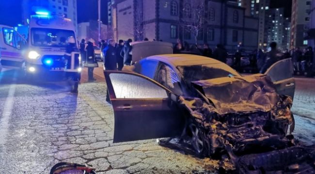 Minibüsle çarpışan otomobilden alevler yükseldi