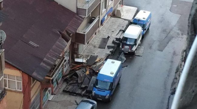 Muş'ta şiddetli fırtına çatıları uçurdu, araçlara hasar verdi