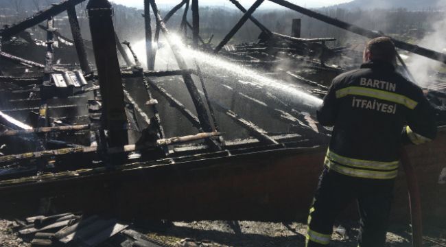Mutfakta başlayan yangında ev küle döndü